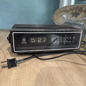 Vtg Early 80’S General Electric Flip AM/FM  Radio Alarm Clock 7-4305C Tested